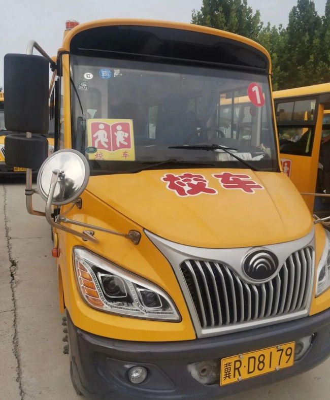 「筑平安勇?lián)?dāng)、護(hù)發(fā)展做貢獻(xiàn)」大廠交警為15家學(xué)校 35輛校車發(fā)放校車標(biāo)牌