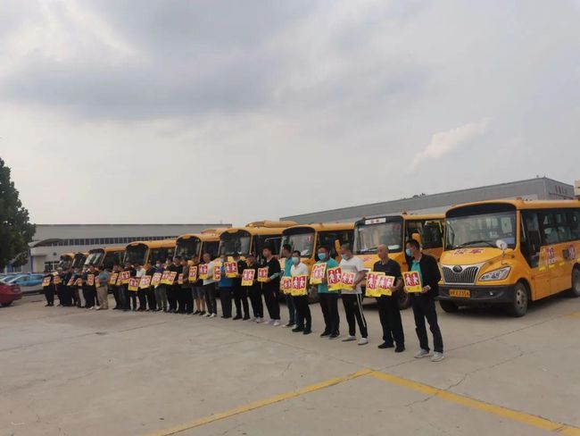 「筑平安勇?lián)?dāng)、護(hù)發(fā)展做貢獻(xiàn)」大廠交警為15家學(xué)校 35輛校車發(fā)放校車標(biāo)牌