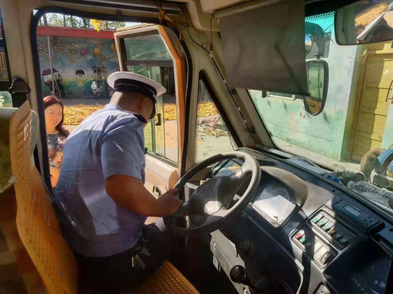 舞陽(yáng)交警加強(qiáng)校車安全管理，確保校車“健康”運(yùn)營(yíng)！