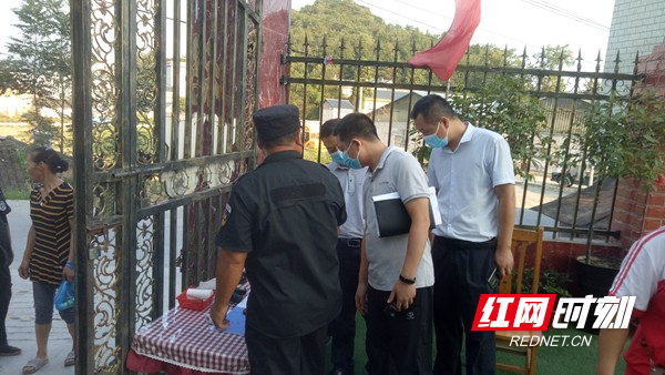 湘西州教體局督查組到鳳凰縣開(kāi)展校車(chē)安全專項(xiàng)整治督查/ 1848570bc9ca0cd78f32782fa9ea198.jpg