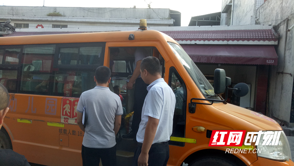 湘西州教體局督查組到鳳凰縣開(kāi)展校車(chē)安全專項(xiàng)整治督查/ 17f87e223900dd76691cf2edc035bc3.jpg