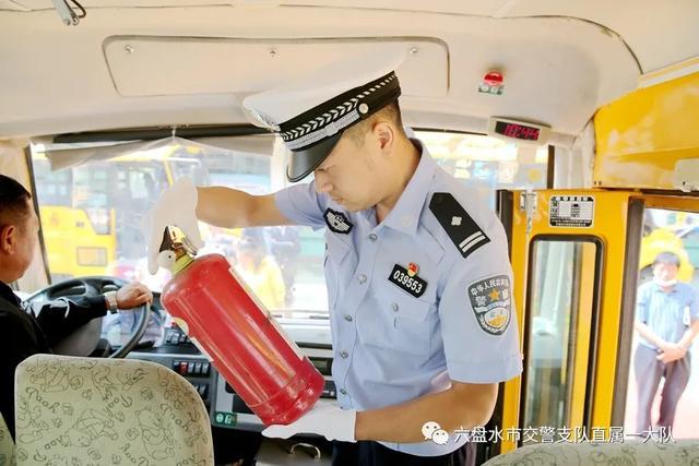 六盤(pán)水交警開(kāi)展2021年“今冬明春”校車聯(lián)合安全整治行動(dòng)