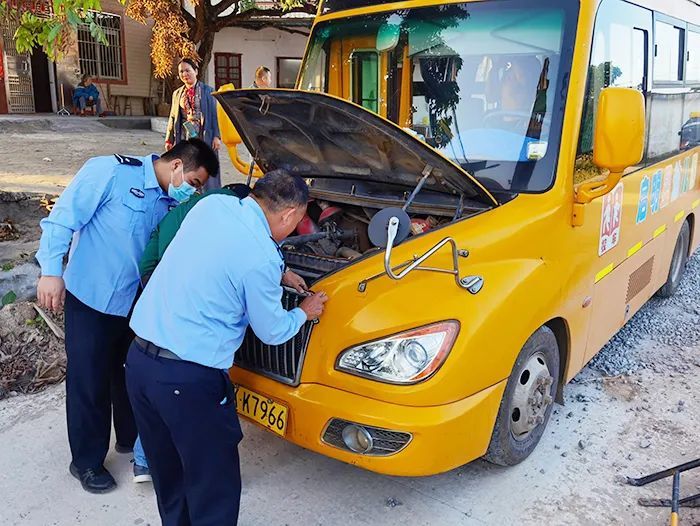 高州：校車陷入路邊沙堆，民警成功助其脫困！