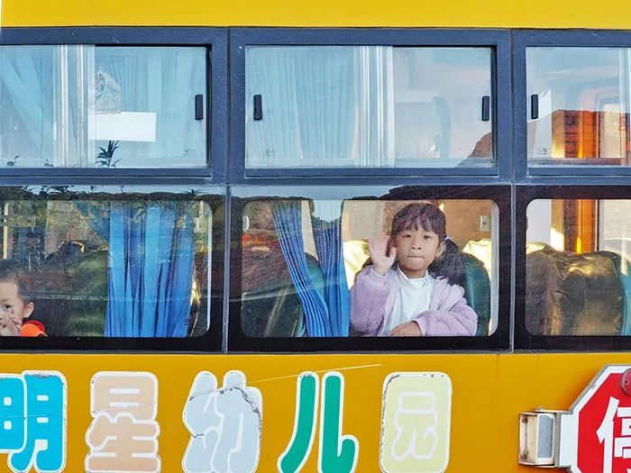 高州：校車陷入路邊沙堆，民警成功助其脫困！