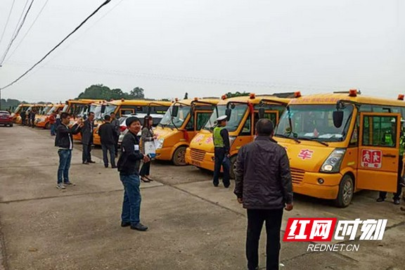沅江開展校車安全執(zhí)法大檢查/ 000000.marked.jpg