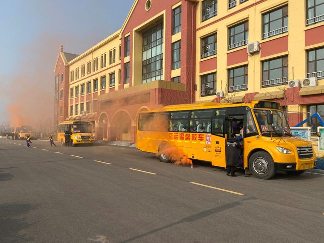 膠州市慧海小學(xué)舉行文明乘車暨校車應(yīng)急逃生演練/ 膠州市慧海小學(xué)舉行文明乘車暨校車應(yīng)急逃生演練