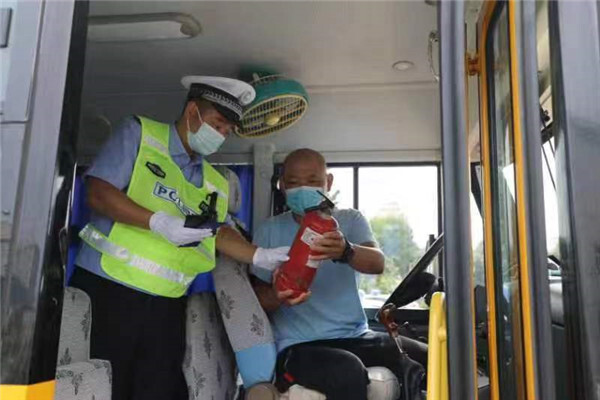 河北香河交警大隊(duì)深化夏季治安“百日行動” 河北香河交警大隊(duì)深化夏季治安“百日行動”