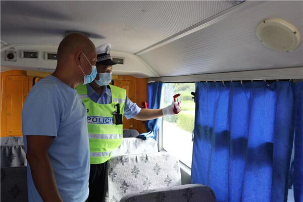 河北香河交警大隊(duì)深化夏季治安“百日行動” 河北香河交警大隊(duì)深化夏季治安“百日行動”