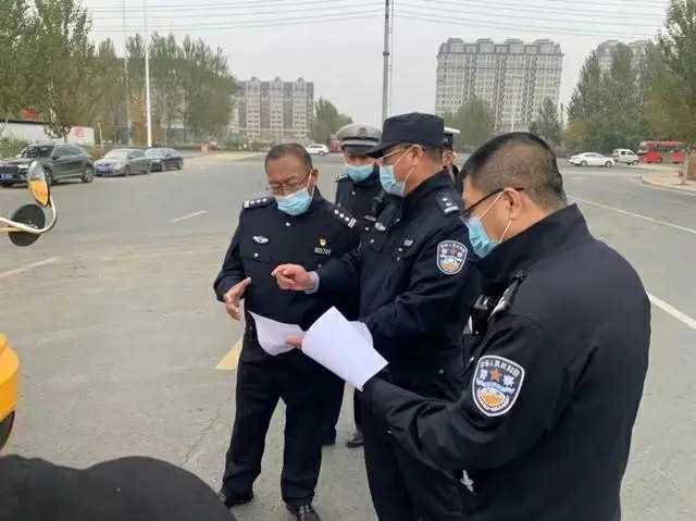 護航上學(xué)路 加好安全鎖雙城分局對全區(qū)校車進行集中“體檢”