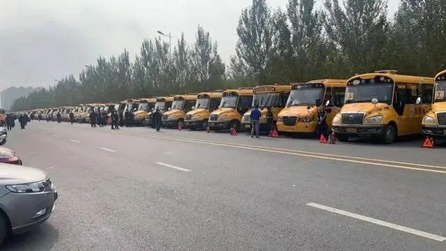 護航上學(xué)路 加好安全鎖雙城分局對全區(qū)校車進行集中“體檢”