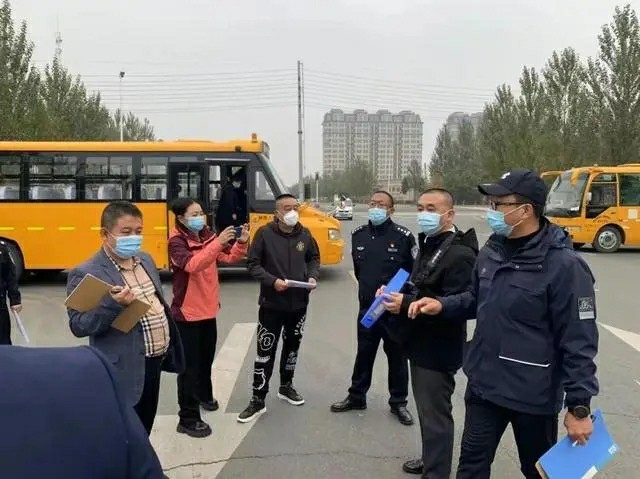 護航上學(xué)路 加好安全鎖雙城分局對全區(qū)校車進行集中“體檢”