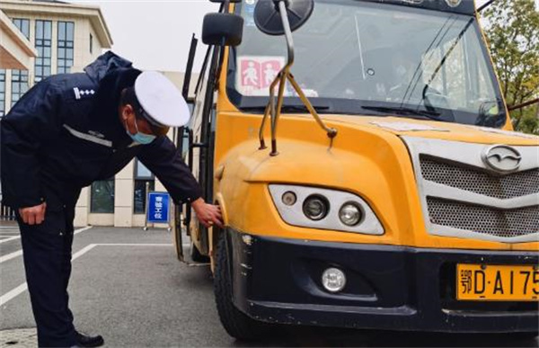 筑牢平安上學(xué)路！荊州交警開(kāi)展校車(chē)“大體檢”