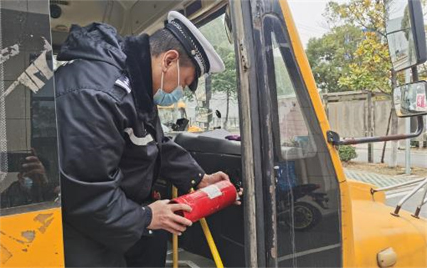 筑牢平安上學(xué)路！荊州交警開(kāi)展校車(chē)“大體檢”