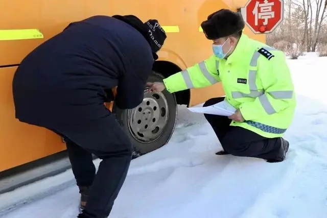 逐一檢查校車安全！大慶市倆單位聯(lián)合開展校車“體檢”