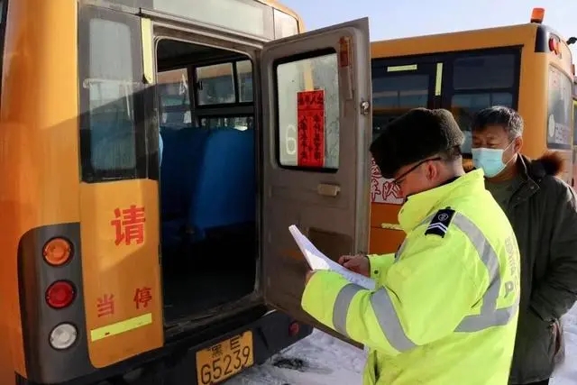 逐一檢查校車安全！大慶市倆單位聯(lián)合開展校車“體檢”