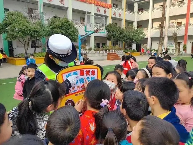 入企業(yè)，進(jìn)學(xué)校 武漢交警多維度開展校車大治理