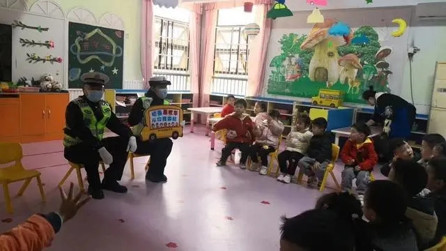 入企業(yè)，進(jìn)學(xué)校 武漢交警多維度開展校車大治理