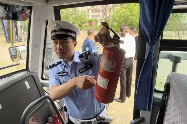 安全生產(chǎn)月 | 大慶交警聯(lián)合教育局開展校車安全突擊檢查及宣傳教育活動