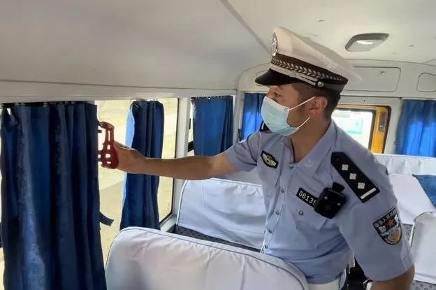 安全生產(chǎn)月 | 大慶交警聯(lián)合教育局開展校車安全突擊檢查及宣傳教育活動