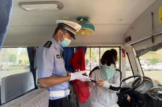 安全生產(chǎn)月 | 大慶交警聯(lián)合教育局開展校車安全突擊檢查及宣傳教育活動