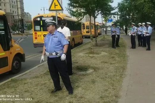 安全生產(chǎn)月 | 大慶交警聯(lián)合教育局開展校車安全突擊檢查及宣傳教育活動