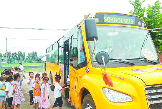 章丘最大“大鼻子”校車上路