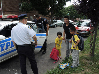 美華裔兄妹上錯(cuò)校車鬧烏龍 險(xiǎn)變“綁架”鬧劇