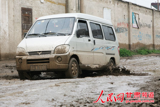彭家坪鎮(zhèn)一位居民戲稱：“過車就像是跑越野拉力賽?！保步z）
