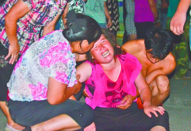 “校車(chē)”軋過(guò)3歲男童 校車(chē)司機(jī)駕車(chē)離去