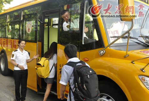青島首開國際化校車 韓國娃上學坐上大鼻子