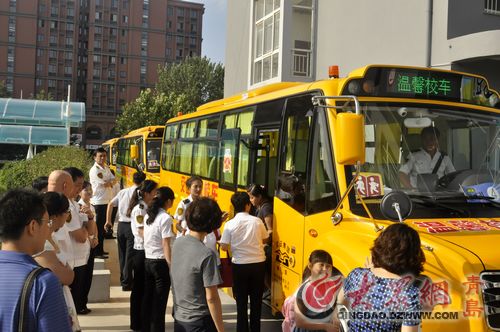 青島首開國際化校車 韓國娃上學坐上大鼻子