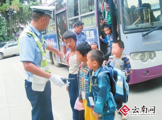 設(shè)計(jì)臺詞：乖，按順序下來排好隊(duì)。