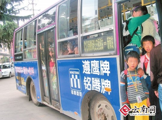 設(shè)計(jì)臺詞：娃娃些，你們是咋擠進(jìn)去的呀？ 交警供圖