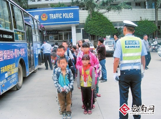 設(shè)計(jì)臺詞：核載人數(shù)也就這兩路“縱隊(duì)”