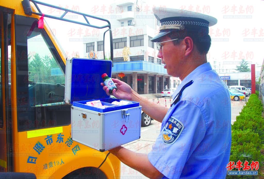 民警對隨車急救箱物品進行檢查。