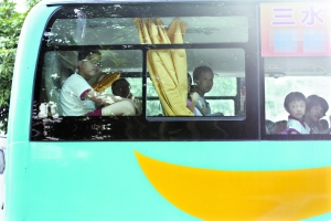 7月上旬，粵景公司為三水實驗小學的學生提供上下學接送服務。