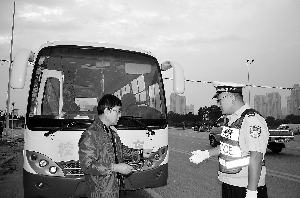 無資質(zhì)竟運營 違規(guī)校車被扣 無資質(zhì)竟運營 違規(guī)校車被扣