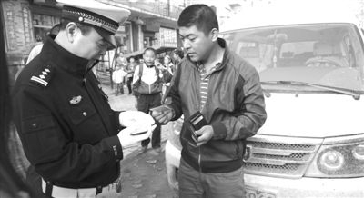 交警嚴(yán)查校車、送子車。 