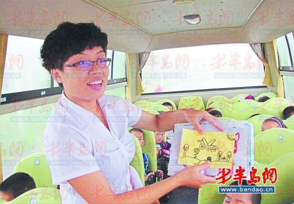 校車隨車照管員劉芳展示她收到的教師節(jié)禮物瑯琊臺小學(xué)的學(xué)生們親手畫的畫。