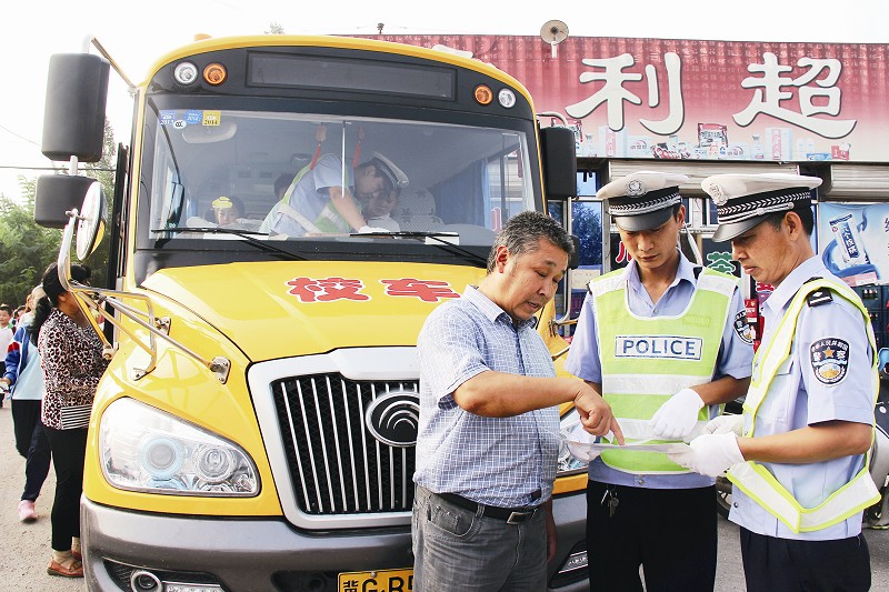 
        民警在進(jìn)行校車安全檢查的同時(shí)，向駕駛員宣傳相關(guān)安全規(guī)定
      