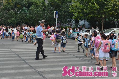 護(hù)衛(wèi)天使責(zé)任重 護(hù)校安園保安全 護(hù)衛(wèi)天使責(zé)任重 護(hù)校安園保安全