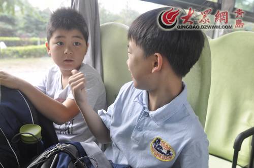 國(guó)際無(wú)車(chē)日探班青島專(zhuān)業(yè)校車(chē) 家長(zhǎng)學(xué)生都夸好