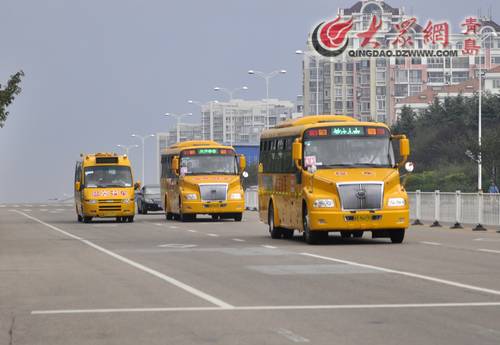 國(guó)際無(wú)車(chē)日探班青島專(zhuān)業(yè)校車(chē) 家長(zhǎng)學(xué)生都夸好