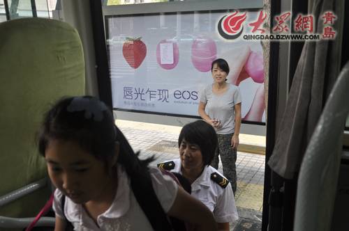 國(guó)際無(wú)車(chē)日探班青島專(zhuān)業(yè)校車(chē) 家長(zhǎng)學(xué)生都夸好