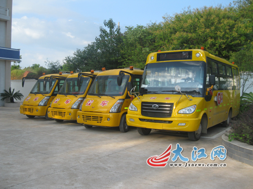 “贛州沙石鎮(zhèn)校車亂象橫生”續(xù):對問題校車進行全面整治 \