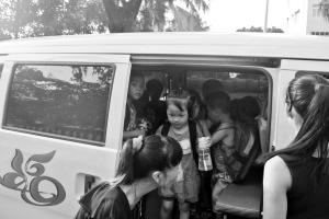 萬(wàn)寧查處4家無(wú)證黑幼兒園 面包車充校車塞了20多孩子