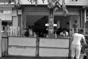 萬(wàn)寧查處4家無(wú)證黑幼兒園 面包車充校車塞了20多孩子