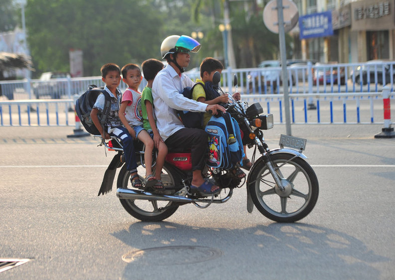 海南三亞“摩的”當(dāng)校車 一車?yán)?人 海南三亞“摩的”當(dāng)校車 一車?yán)?人