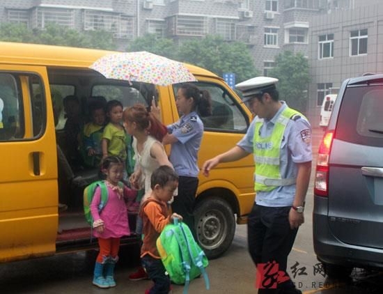 民警對(duì)學(xué)生進(jìn)行轉(zhuǎn)運(yùn)。