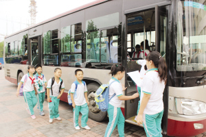 近600孩子每人有座 津南16輛校車4年“零事故” 近600孩子每人有座 津南16輛校車4年“零事故”